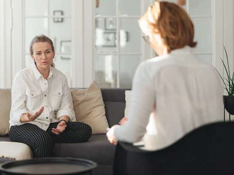 Psihoterapeut pomaže osobi da razumije svoje iskustvo