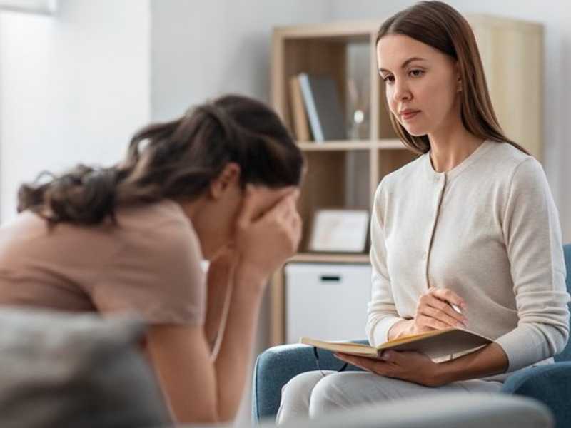 psihoterapija uključuje strukturirane razgovore i terapijske tehnike provedene u sigurnom, povjerljivom okruženju